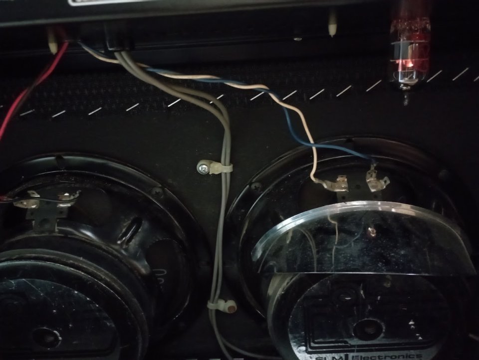 Amplificador AMPEG híbrido Made in USA de los 90