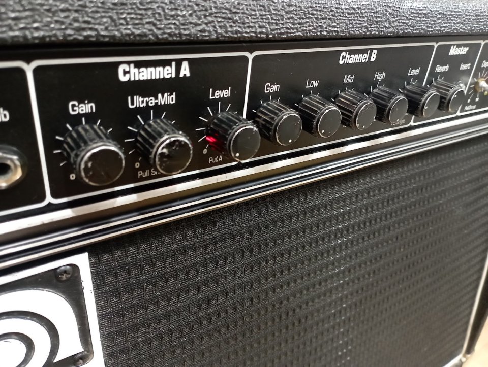 Amplificador AMPEG híbrido Made in USA de los 90