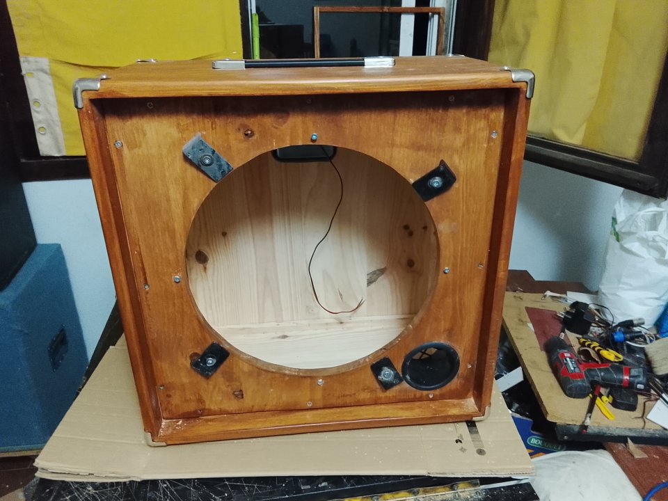 Pantalla 1x15 en madera de Abeto Finlandés