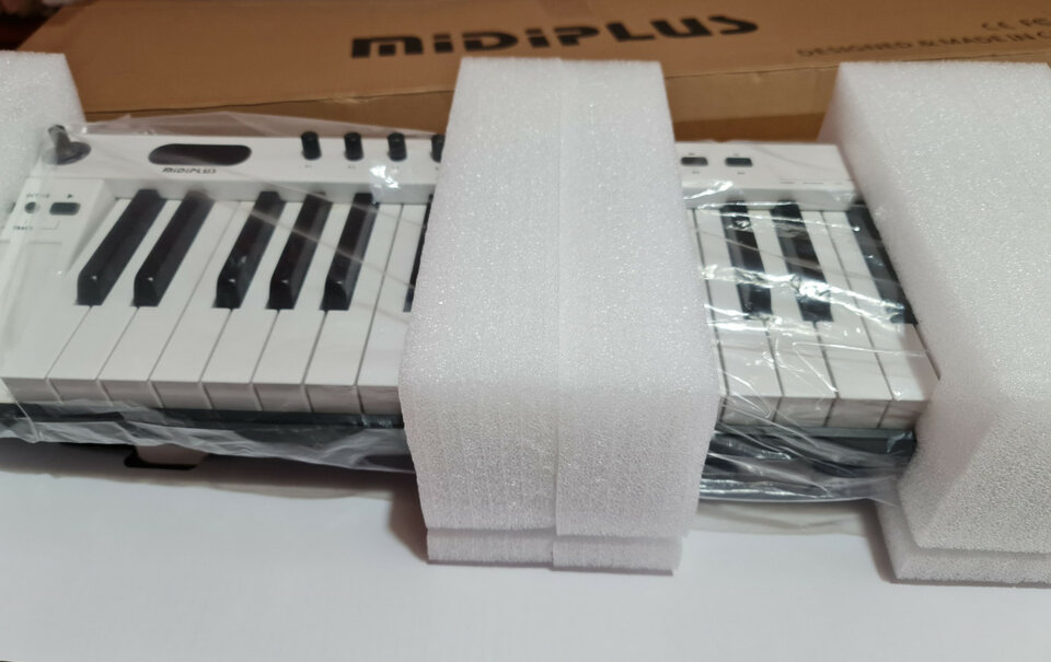 Midiplus X6 Series III Teclado Controlador MIDI 61 de segunda mano · Foto 3 de 10 · Lugo · 134 €