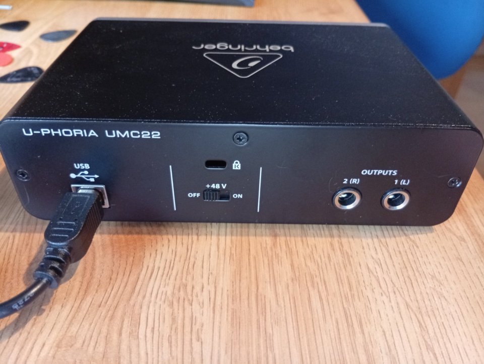 Interfaz de audio Behringer U-Phoria UMC22  con envio