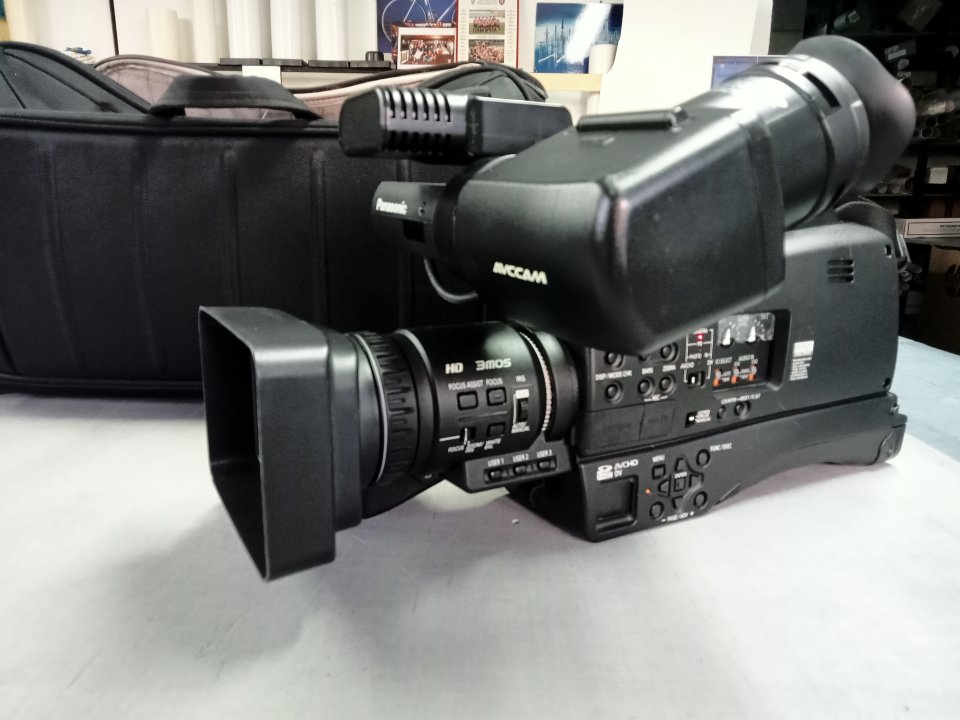 Cámara Panasonic Ag Hmc 81 y trípode manfrotto profesional