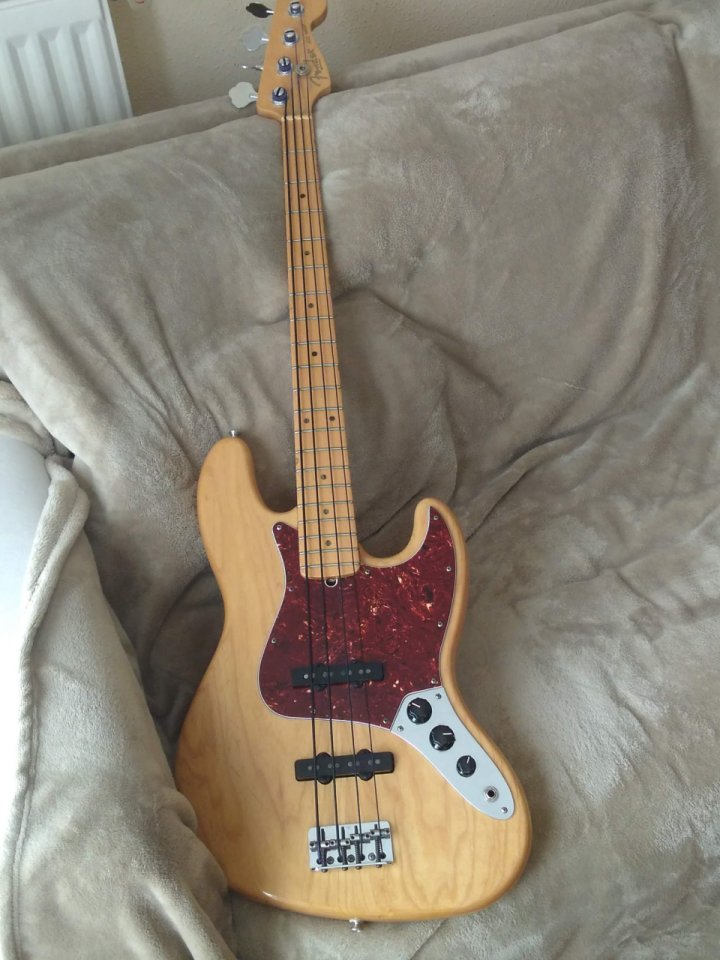 Bajo Fender Jazz Bass American Standard de segunda mano · Foto 1 de 8 · Valladolid · 1250 €