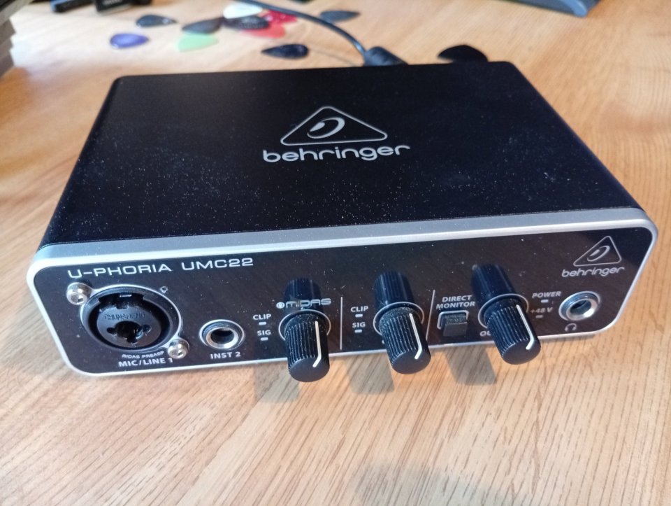 Interfaz de audio Behringer U-Phoria UMC22  con envio