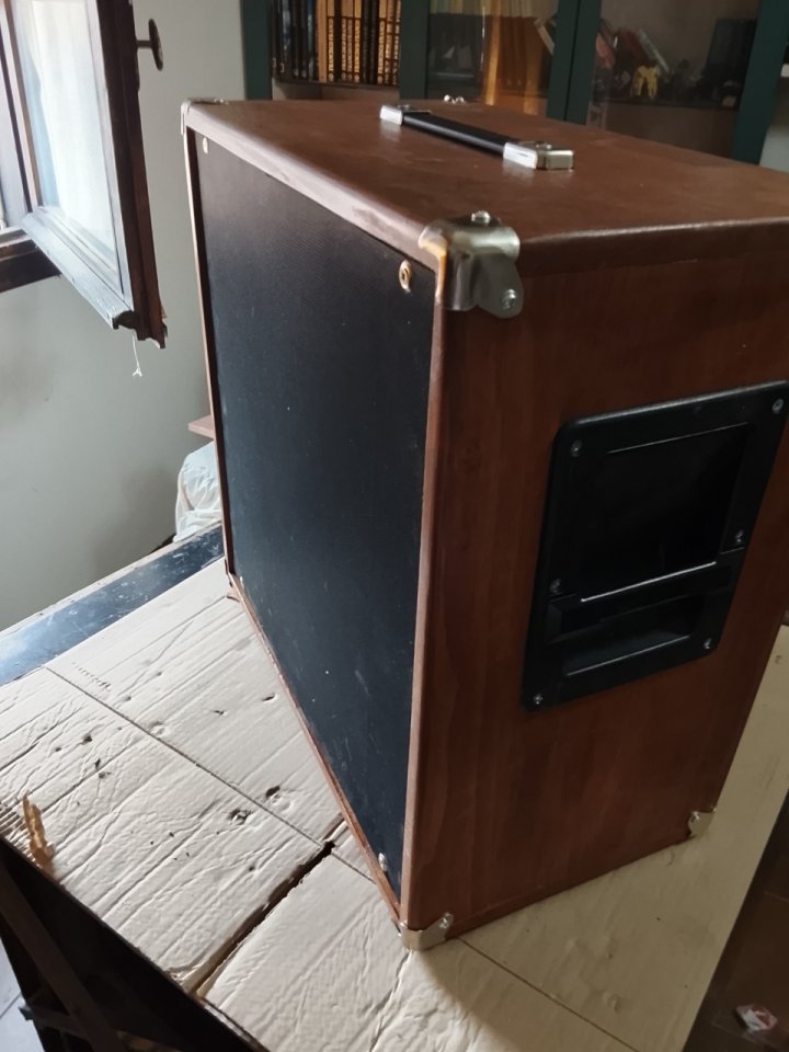 Pantalla 1x15 en madera de Abeto Finlandés