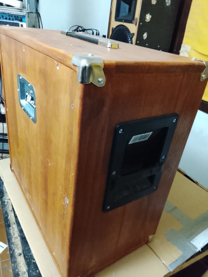 Pantalla 1x15 en madera de Abeto Finlandés