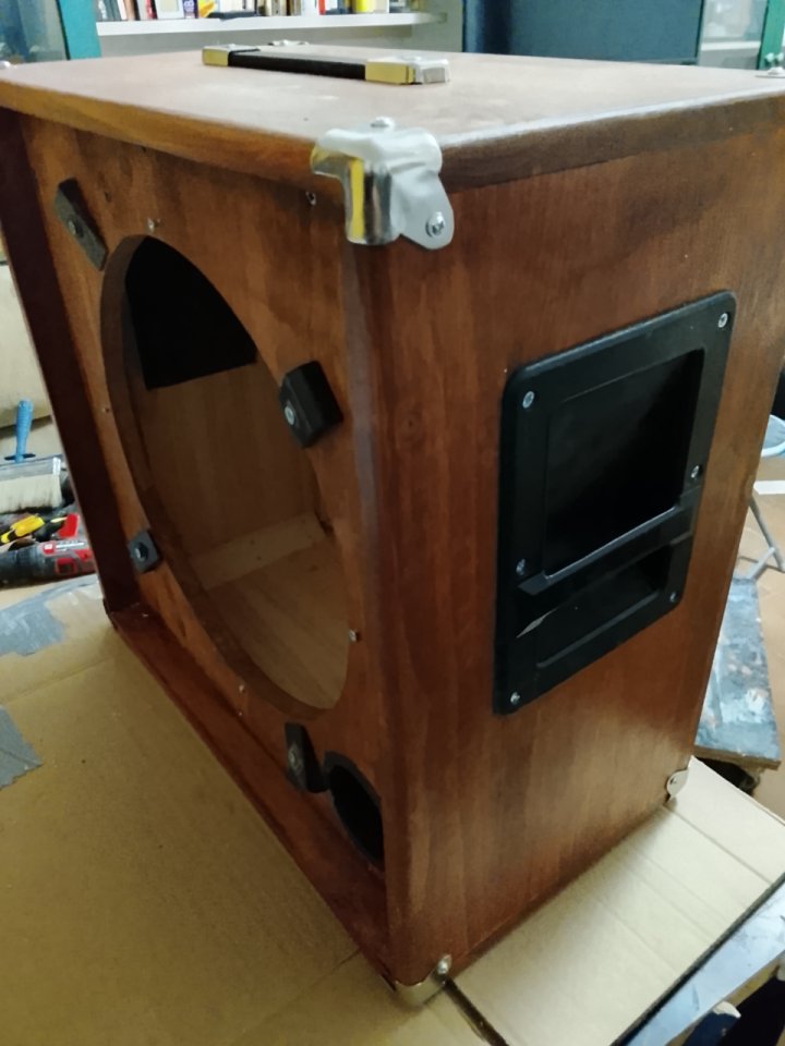 Pantalla 1x15 en madera de Abeto Finlandés