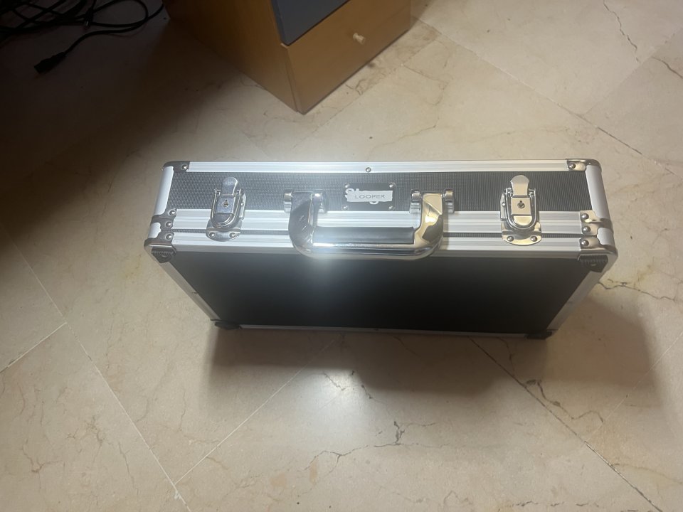 Vendo pedales y estuche de segunda mano · Foto 6 de 8 · Madrid · 1 €