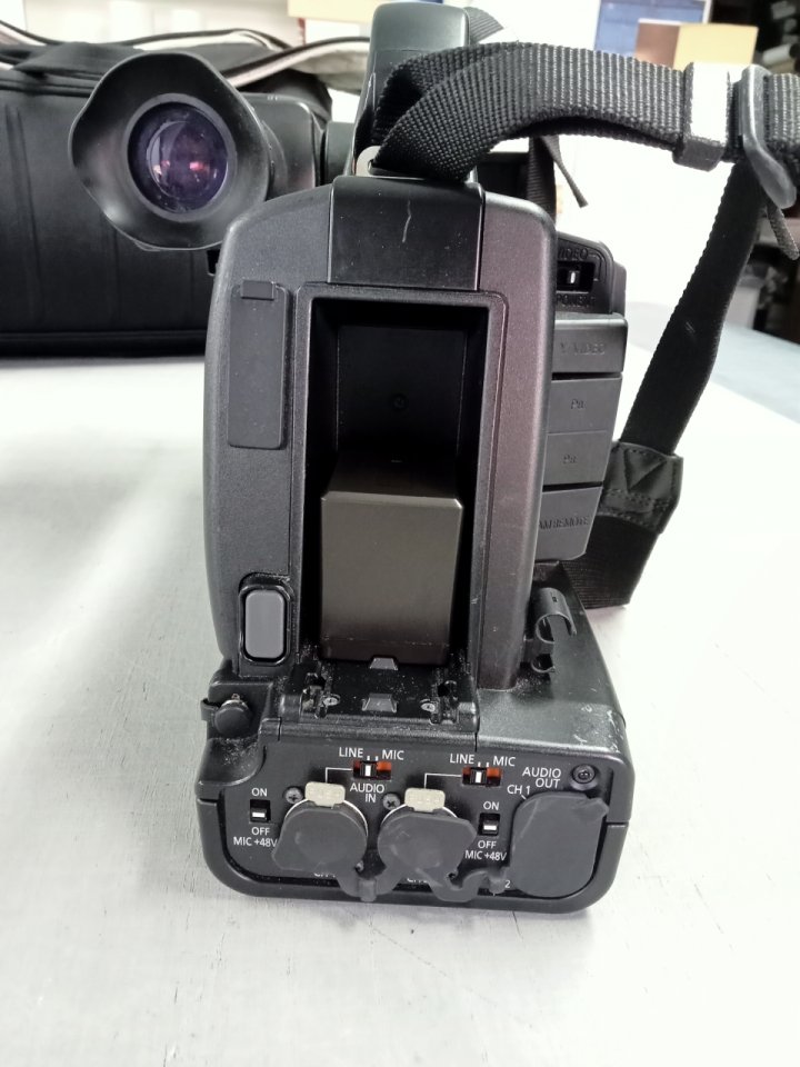 Cámara Panasonic Ag Hmc 81 y trípode manfrotto profesional