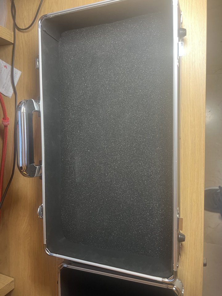 Vendo pedales y estuche de segunda mano · Foto 7 de 8 · Madrid · 1 €