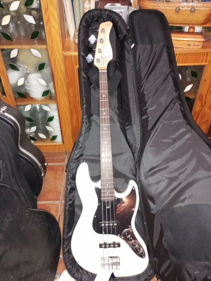Marcus Miller V3 de segunda mano · Foto 4 de 4 · Almería · 300 €