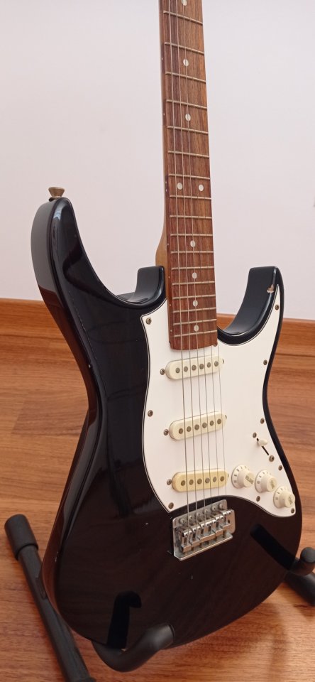 Guitarra eléctrica Aria Stratocaster