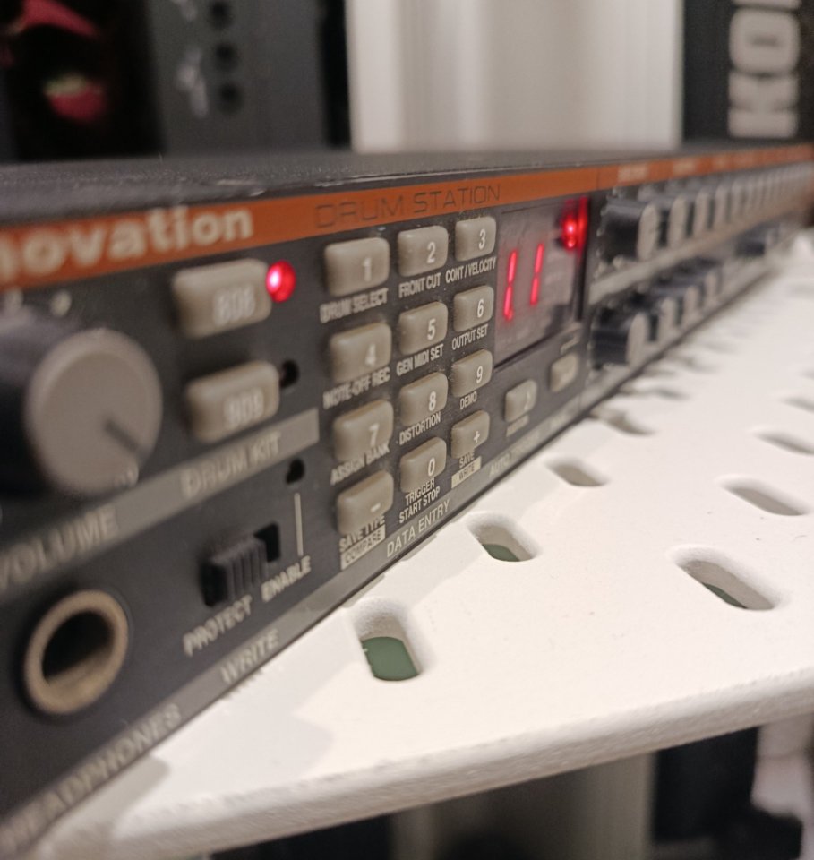 Novation Drum Station - Clon TR-808 / 909 ASM (Model. analógico)