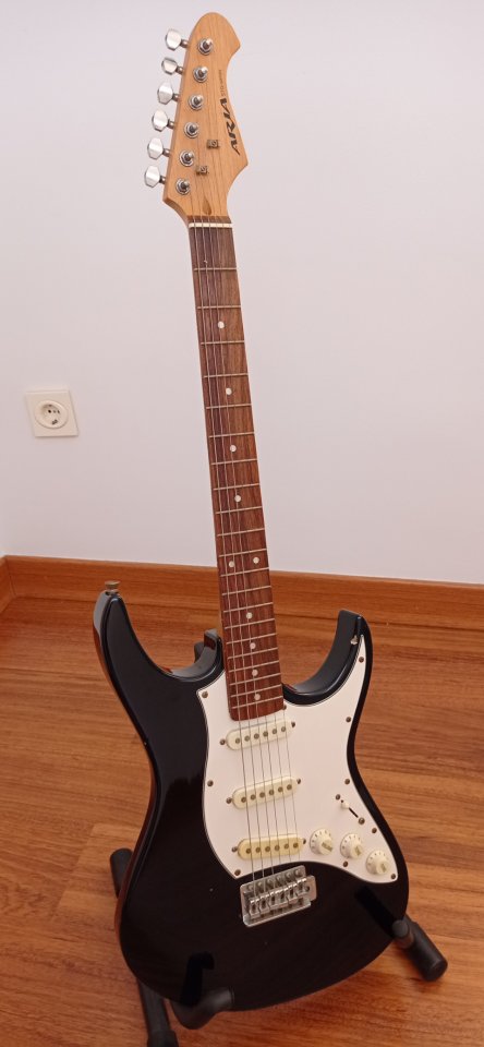 Guitarra eléctrica Aria Stratocaster