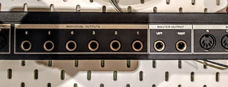 Novation Drum Station - Clon TR-808 / 909 ASM (Model. analógico)