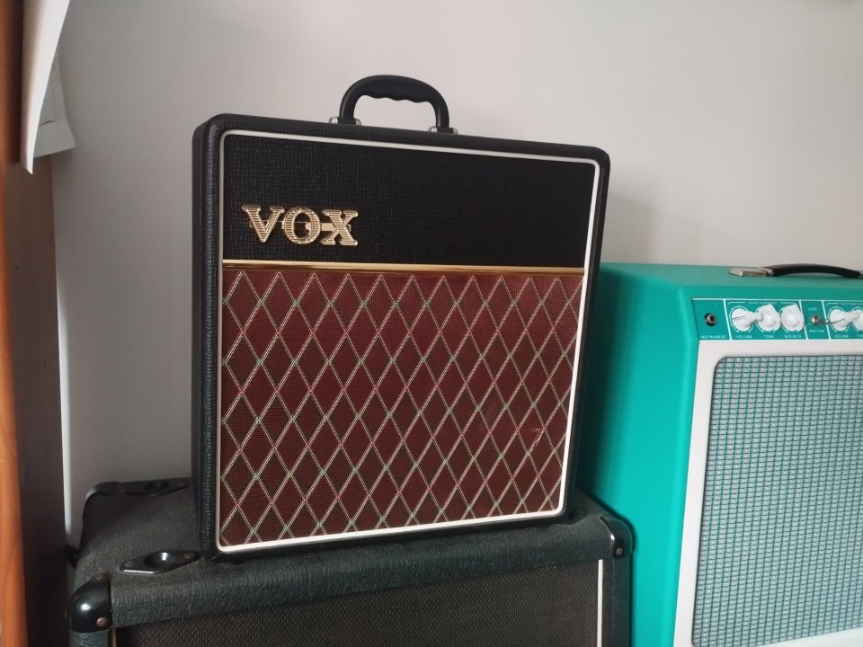 Vox ac4c1 12 de segunda mano · Foto 1 de 3 · Asturias · 250 €