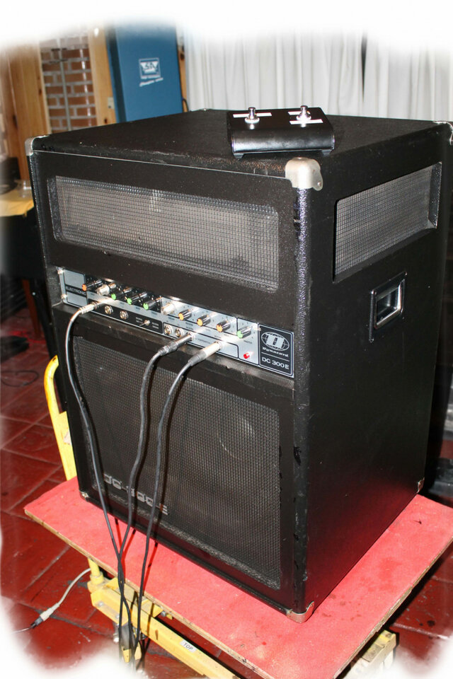 Gabinete de sonido / Leslie DYNACORD DC-300-E