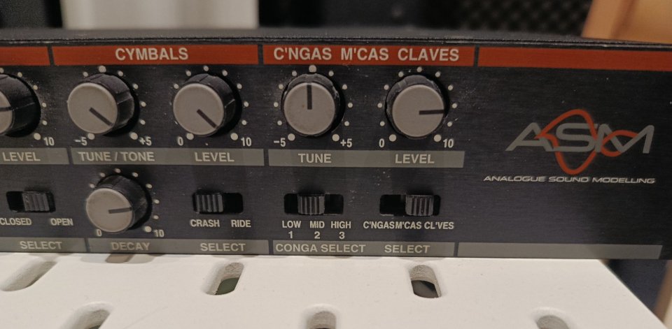 Novation Drum Station - Clon TR-808 / 909 ASM (Model. analógico)