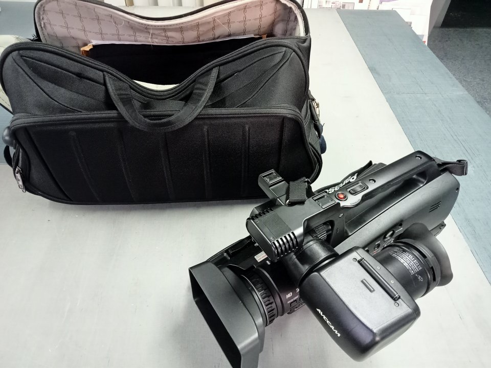 Cámara Panasonic Ag Hmc 81 y trípode manfrotto profesional