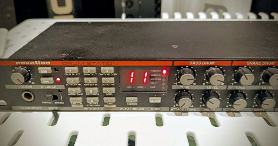 Novation Drum Station - Clon TR-808 / 909 ASM (Model. analógico)