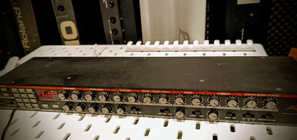 Novation Drum Station - Clon TR-808 / 909 ASM (Model. analógico)