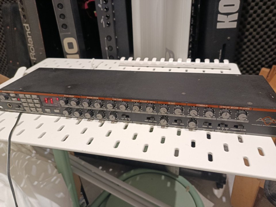 Novation Drum Station - Clon TR-808 / 909 ASM (Model. analógico)