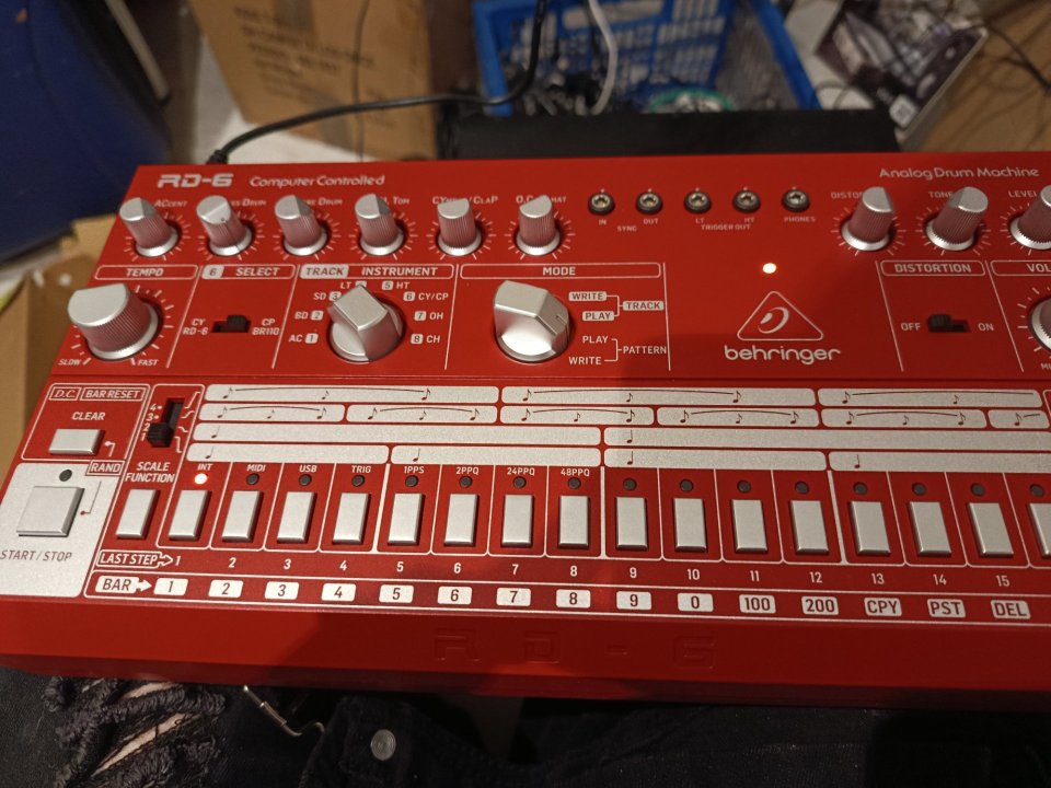 Caja de ritmos analógica Behringer RD-6