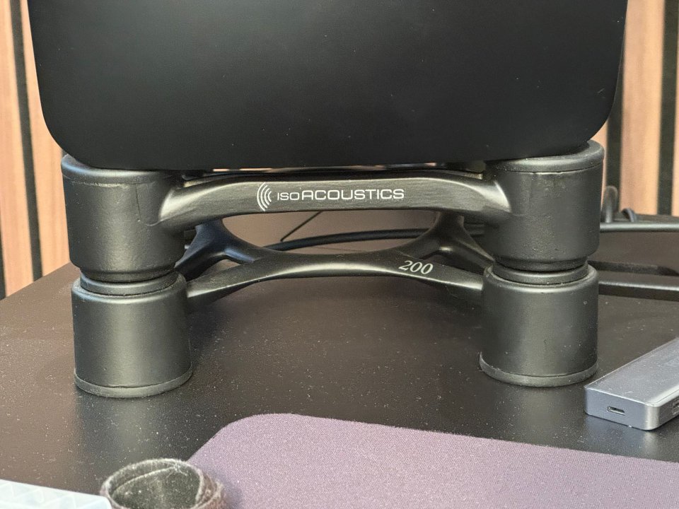 Isoacoustics Aperta 200