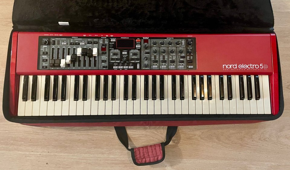 Nord Electro 5d 61 con funda de segunda mano · Foto 1 de 9 · Barcelona · 1250 €