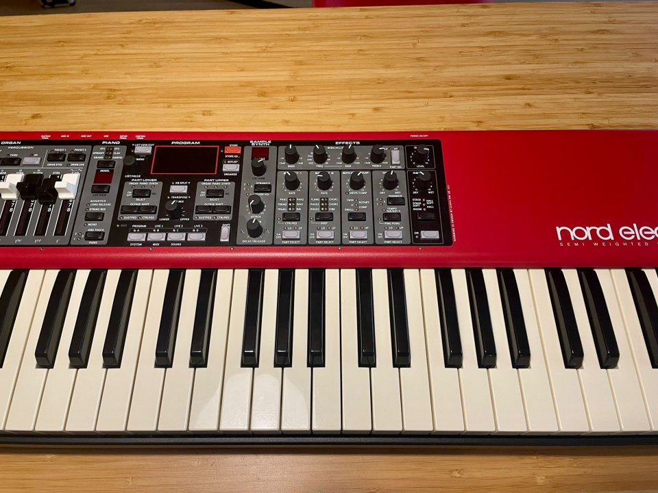 Nord Electro 5d 61 con funda de segunda mano · Foto 2 de 9 · Barcelona · 1250 €