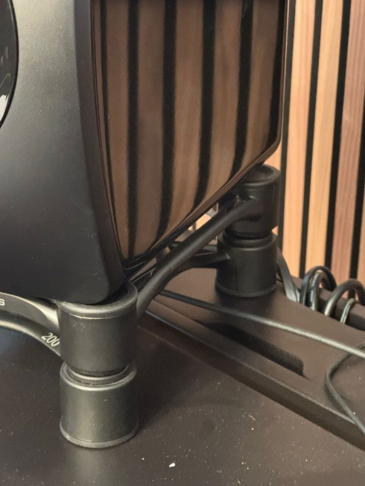 Isoacoustics Aperta 200