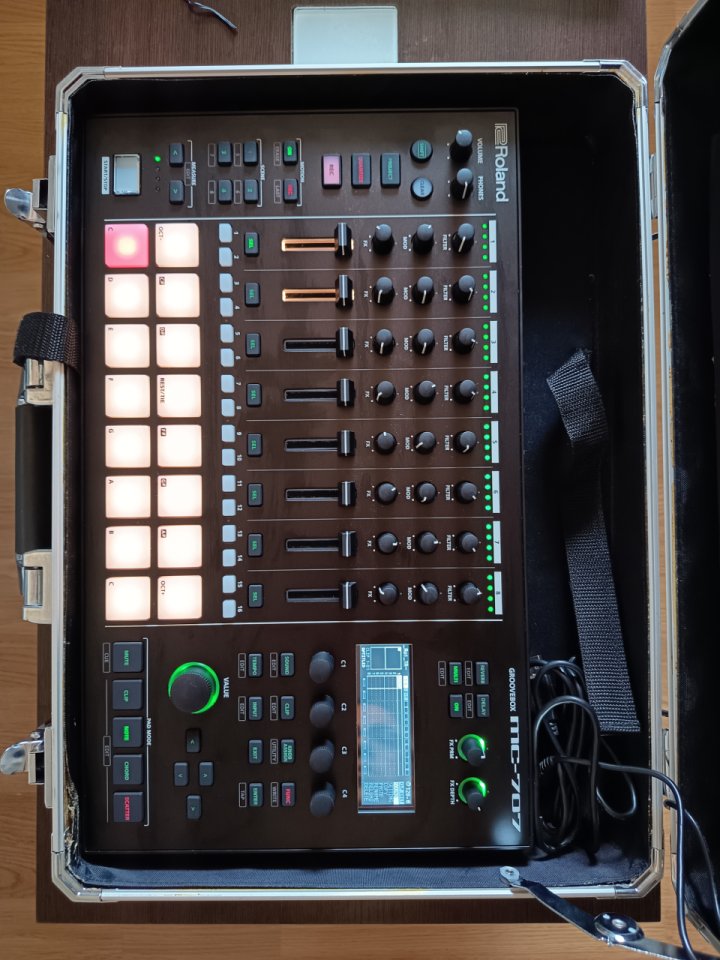 Roland MC-707 de segunda mano · Foto 1 de 2 · Barcelona · 750 €