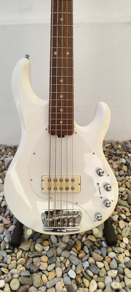 Musicman StingRay Ernie Ball 5 de segunda mano · Foto 1 de 10 · Barcelona · 2500 €
