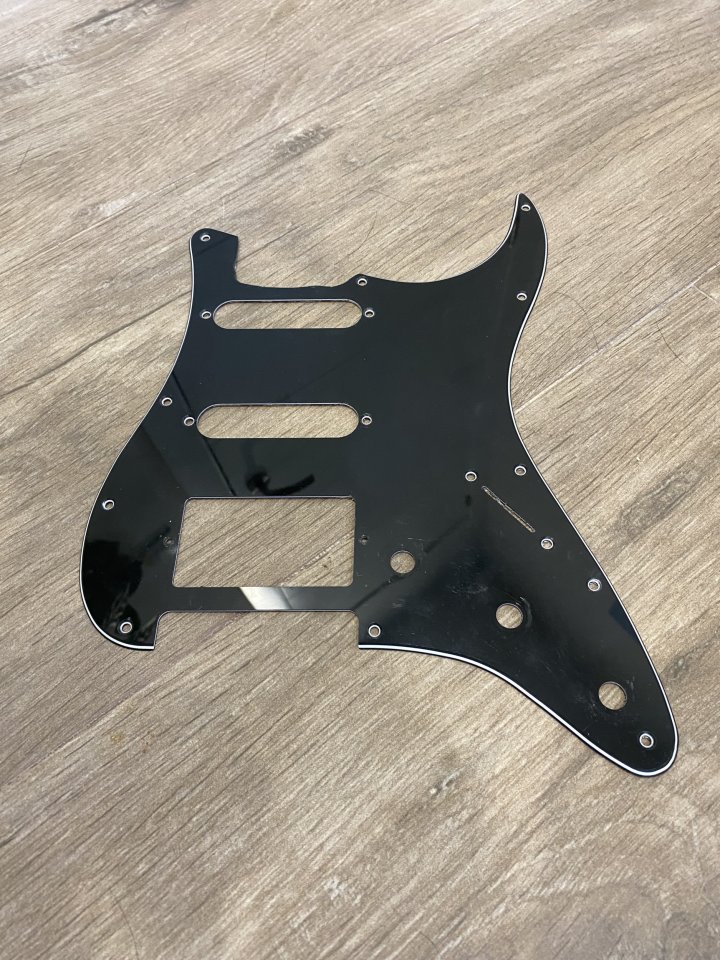 Hss negro por hsh o hsh blanco( para humbuckers sin tapa) de segunda mano · Foto 1 de 2 · Madrid