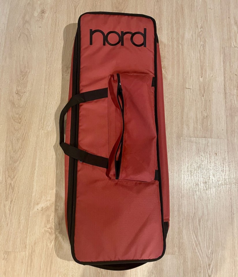 Nord Electro 5d 61 con funda de segunda mano · Foto 8 de 9 · Barcelona · 1250 €