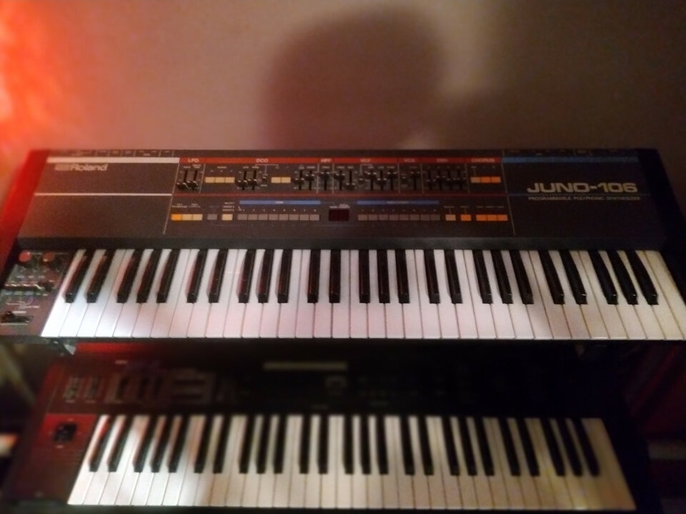 Sintetizador analógico Roland Juno 106 de segunda mano · Foto 2 de 2 · Madrid · 2000 €