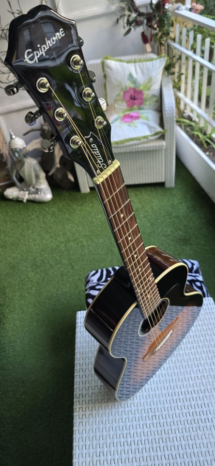 Guitarra Electroacústica Epiphone de segunda mano · Foto 9 de 10 · Madrid · 250 €