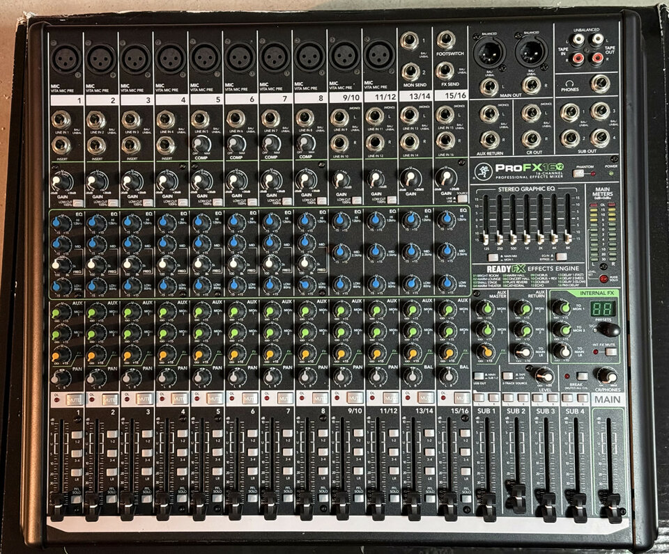 Mesa de mezclas MACKIE PRO FX 16v2.