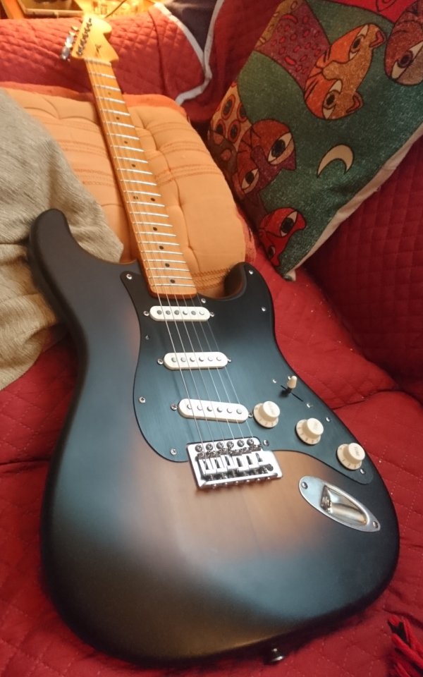 Squier 40th Anniversary Stratocaster, Satin Wide 2-Color Sunburst