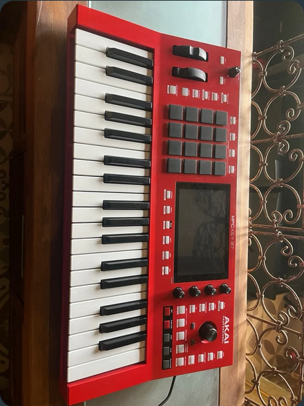 Akai MPC Key 37 + Decksaver de segunda mano · Foto 3 de 7 · Valencia · 540 €