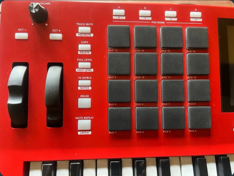Akai MPC Key 37 + Decksaver de segunda mano · Foto 4 de 7 · Valencia · 540 €