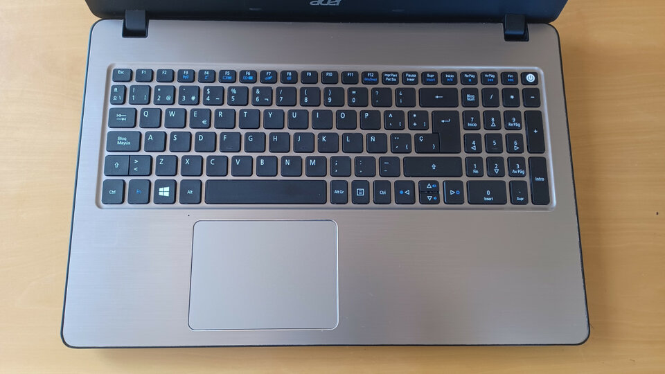 Ordenador portátil Acer i7 6500U. Ram 12GB DDR4. SSD 128GB+1TB HDD de segunda mano · Foto 2 de 9 · Madrid · 200 €
