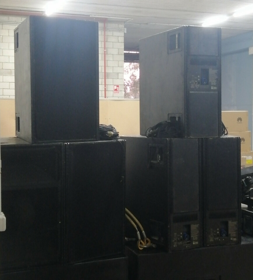 6 altavoces Meyer Sound: 4uds MSL4 y 2uds DS-4P