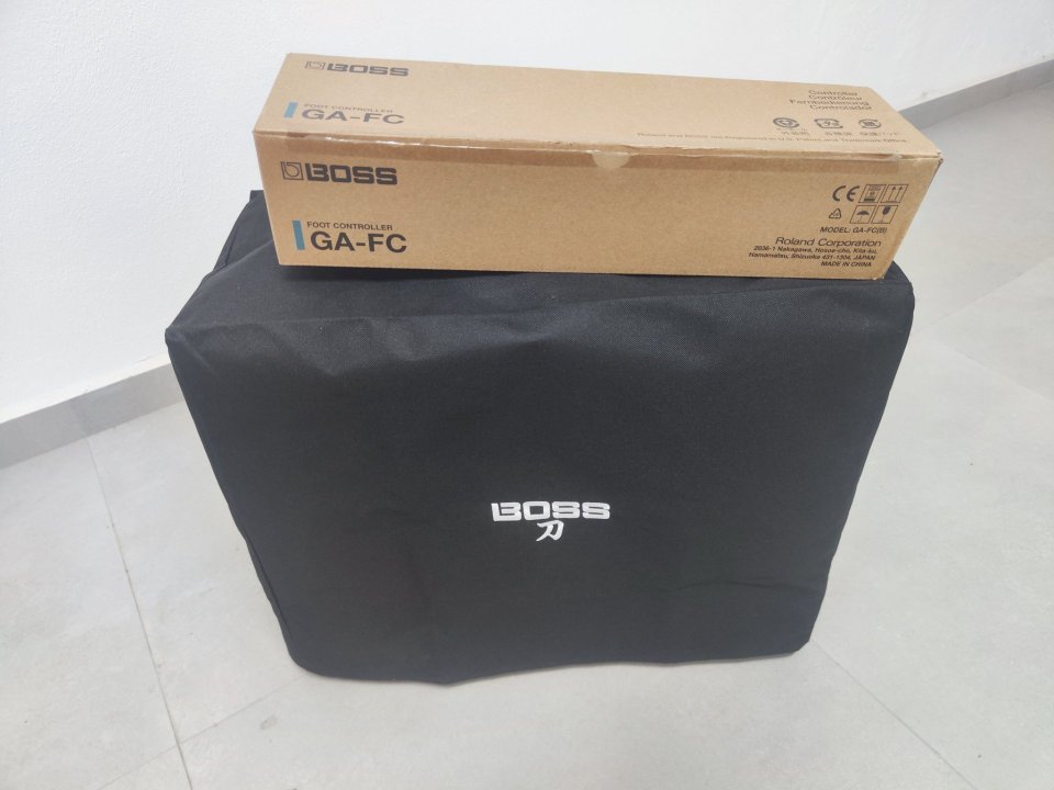 Boss Katana 100w + pedalera GA-FC + funda Boss
