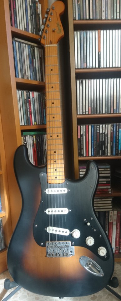 Squier 40th Anniversary Stratocaster, Satin Wide 2-Color Sunburst