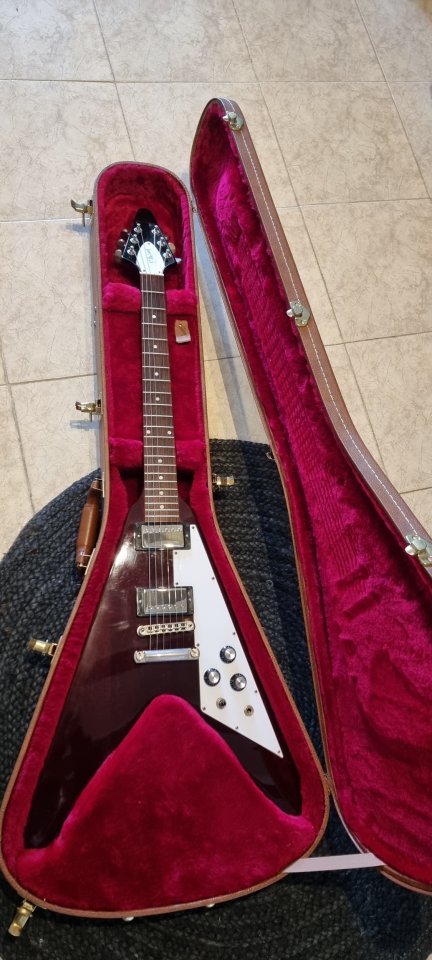 Gibson Flying V Cherry 2018 de segunda mano · Foto 1 de 3 · Madrid · 1550 €