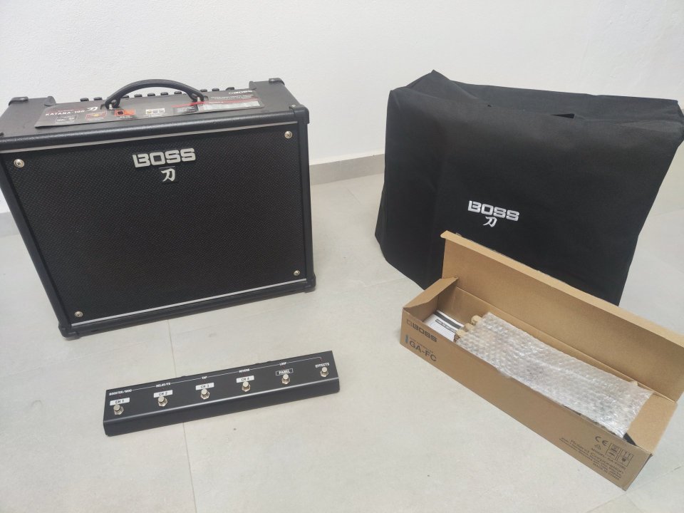 Boss Katana 100w + pedalera GA-FC + funda Boss