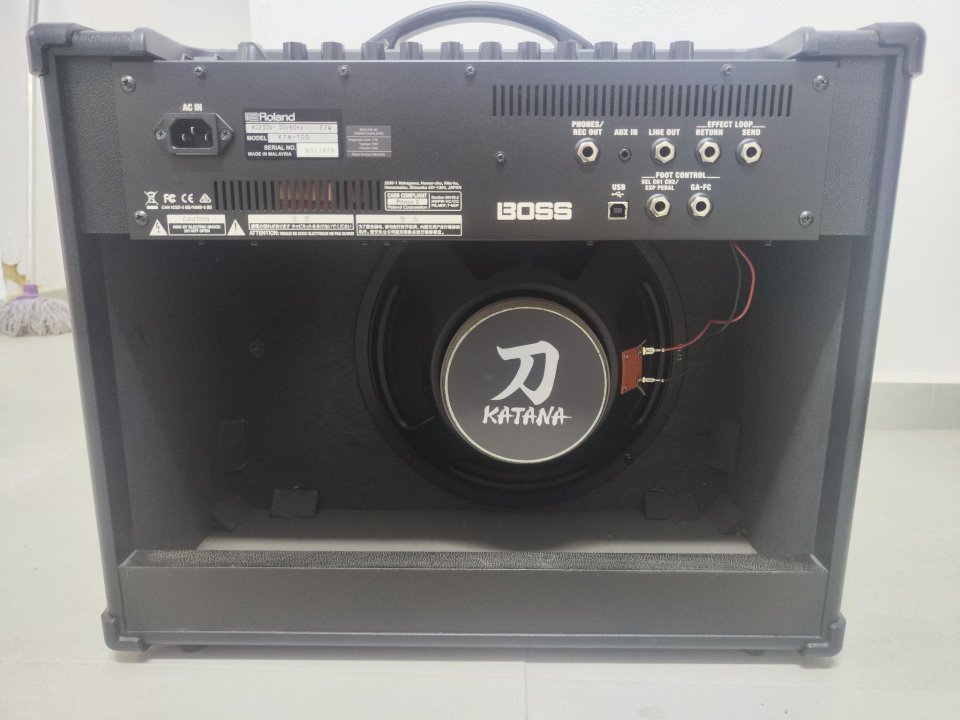 Boss Katana 100w + pedalera GA-FC + funda Boss