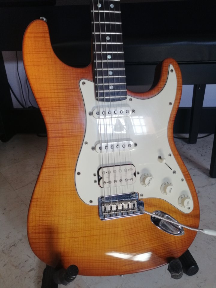 Fender Stratocaster American Select de segunda mano · Foto 8 de 8 · Málaga · 2200 €