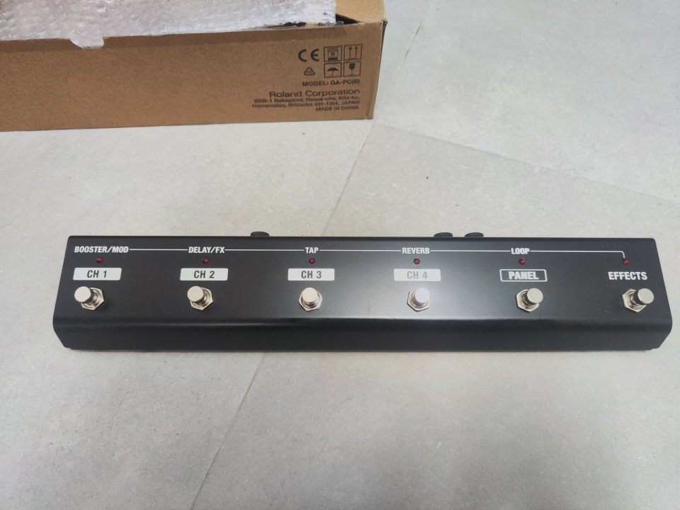 Boss Katana 100w + pedalera GA-FC + funda Boss